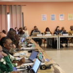 Le premier enfant d’âge préscolaire reçoit de l’arpraziquantel pour le traitement de la bilharziose
